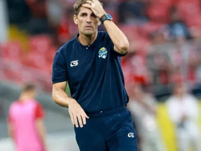 HLV Roberto Moreno bị sa thải vì mù quáng tin AI: Lên lịch cho cầu thủ thức 28 tiếng, chọn sai ngôi sao chuyển nhượng