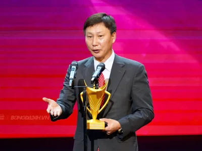 HLV Kim Sang Sik xúc động nhắc đến Park Hang Seo khi nhận giải thưởng danh giá