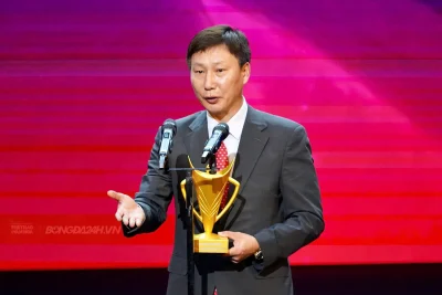 HLV Kim Sang Sik xúc động nhắc đến Park Hang Seo khi nhận giải thưởng danh giá 1