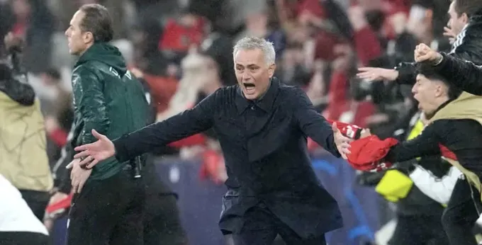 Mourinho cùng Benfica hạ Real Madrid 4-2