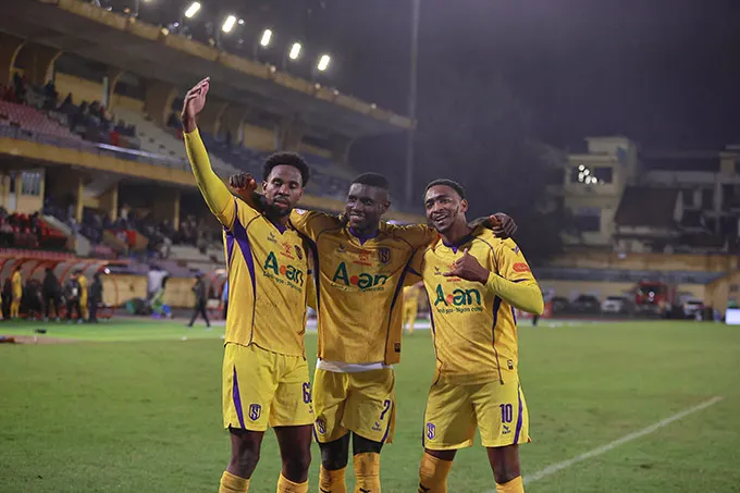 SLNA đè bẹp Thể Công Viettel - Ảnh: Phan Tùng 