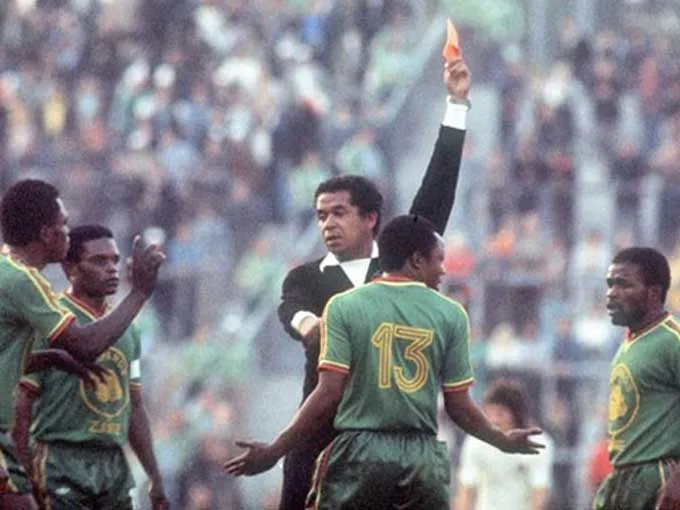 Ilunga nhận thẻ vàng nhưng đã cứu được cả đội bóng